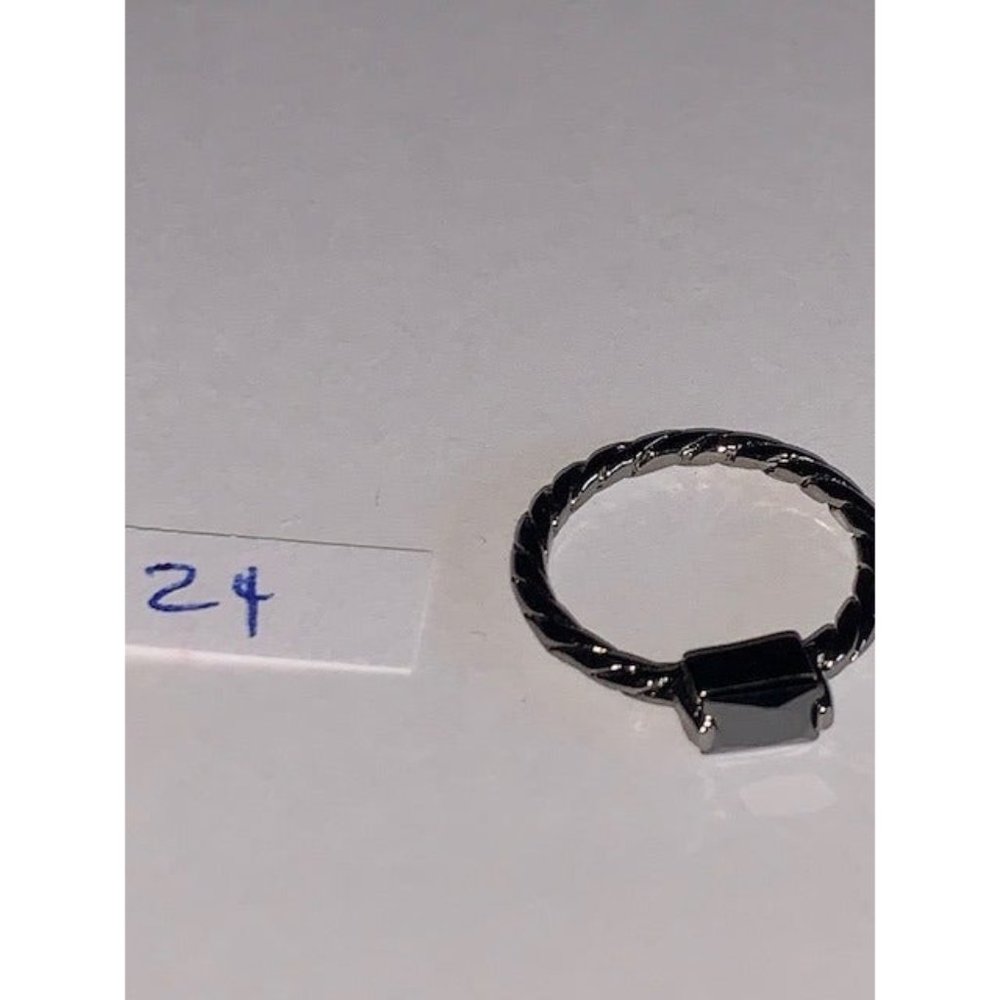 Beautiful ring Silver tone ring size 5 - Picture 4 of 5